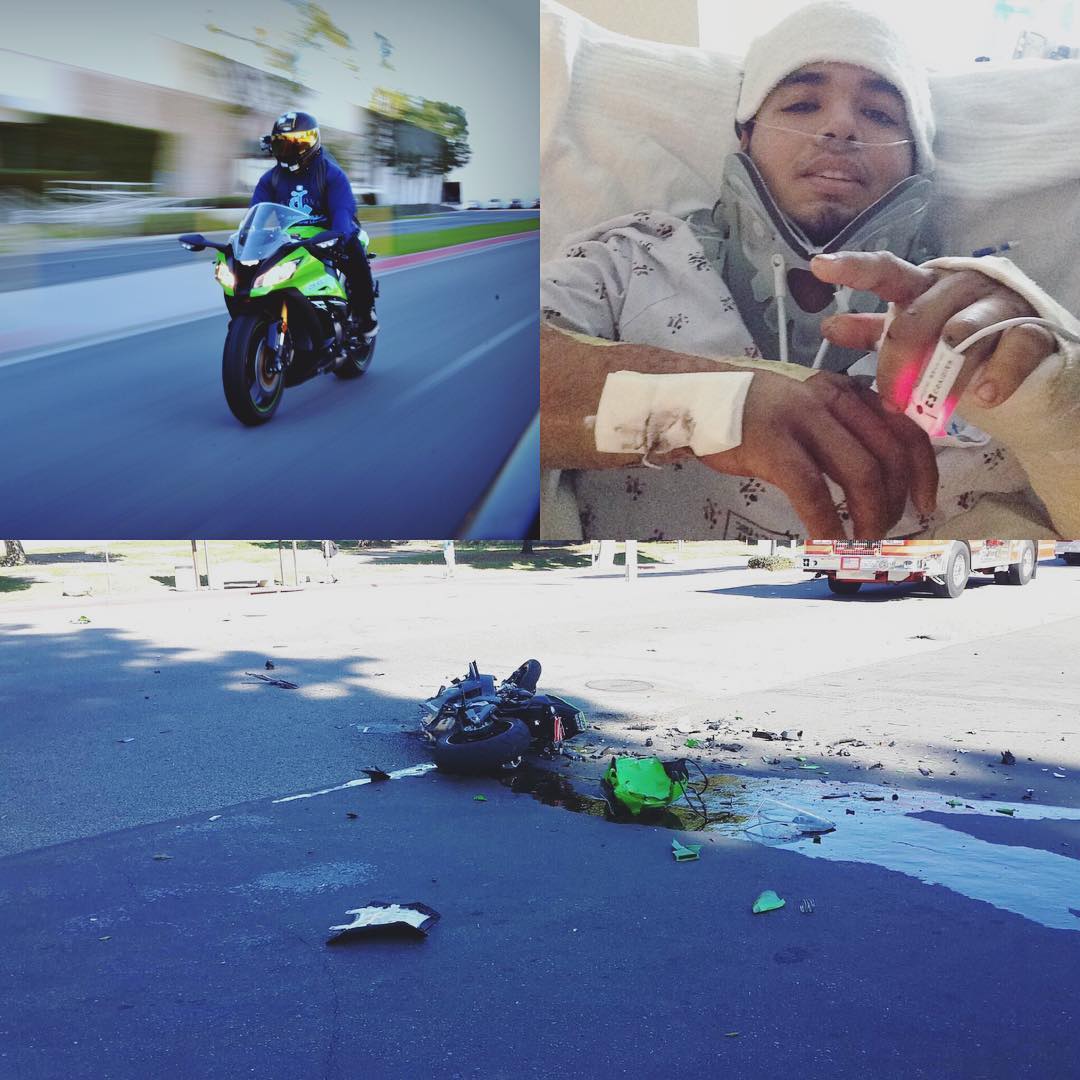 
Chiếc Kawasaki Ninja ZX-10R nát bét tại hiện trường vụ tai nạn trong khi biker bị thương nặng.
