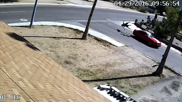 Người phụ nữ lái chiếc Ford Mustang bỏ đi sau khi gây tai nạn. Ảnh cắt từ video