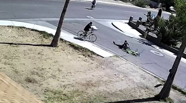 Người đàn ông cố ngồi dậy sau khi bị đâm.