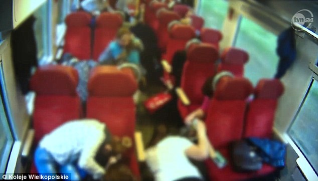 
Các hành khách lập tức nằm xuống ghế hoặc sàn tàu. Ảnh cắt từ video
