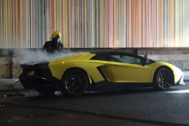 
Chiếc siêu xe Lamborghini được cho là đã nẹt pô trước khi bốc cháy.
