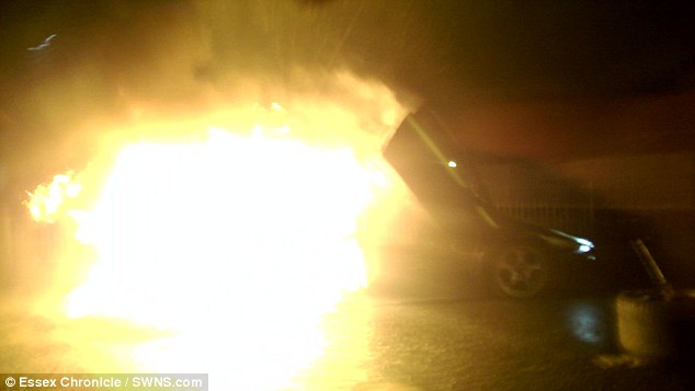 
Chiếc siêu xe Lamborghini Murcielago bốc cháy tại hiện trường vụ tai nạn.

