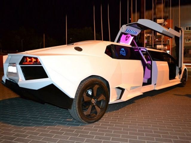 
Hiện chưa rõ các thông số kỹ thuật cụ thể của chiếc Lamborghini Reventon Limousine. Chỉ biết, nếu muốn thuê chiếc xe này, khách hàng phải trả số tiền 200 Euro, tương đương 5 triệu Đồng/lần.
