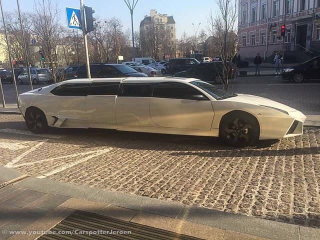 
Được biết, chiếc Lamborghini Reventon Limousine là thành quả của một công ty có tên VIP-LIM.com, đặt trụ sở tại Kiev, Ukraine.
