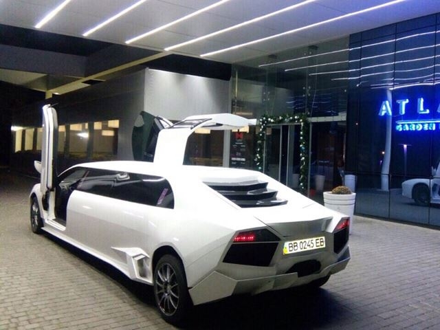 
Chiếc xe sở hữu phần đầu và đuôi giống Lamborghini.
