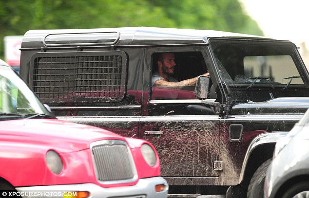 
Ông Becks lái chiếc Land Rover Defender 110 đầy bùn đất trên đường phố London.
