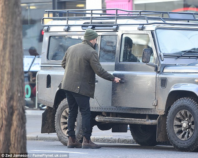 
Vào hồi tháng 1 đầu năm, cánh săn ảnh cũng từng bắt gặp David Beckham lái chiếc Land Rover Defender 110 đầy bùn đất tại London.
