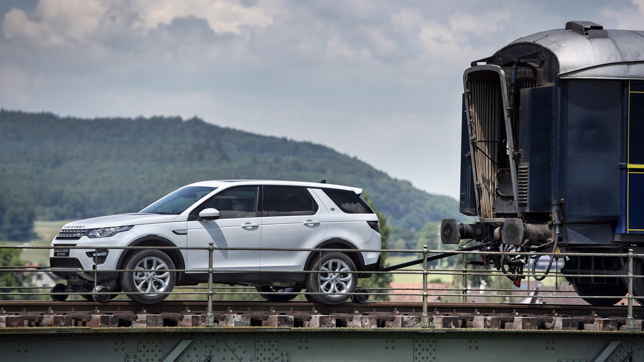 
Bí quyết nằm ở khối động cơ khối động cơ diesel Ingenium, dung tích 2.0 lít, sản sinh công suất tối đa 180 mã lực và mô-men xoắn cực đại 430 Nm của Land Rover Discovery Sport. Động cơ kết hợp với hộp số tự động 9 cấp tiêu chuẩn.
