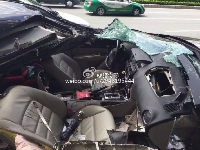 Chiếc Mazda tại hiện trường vụ tai nạn.