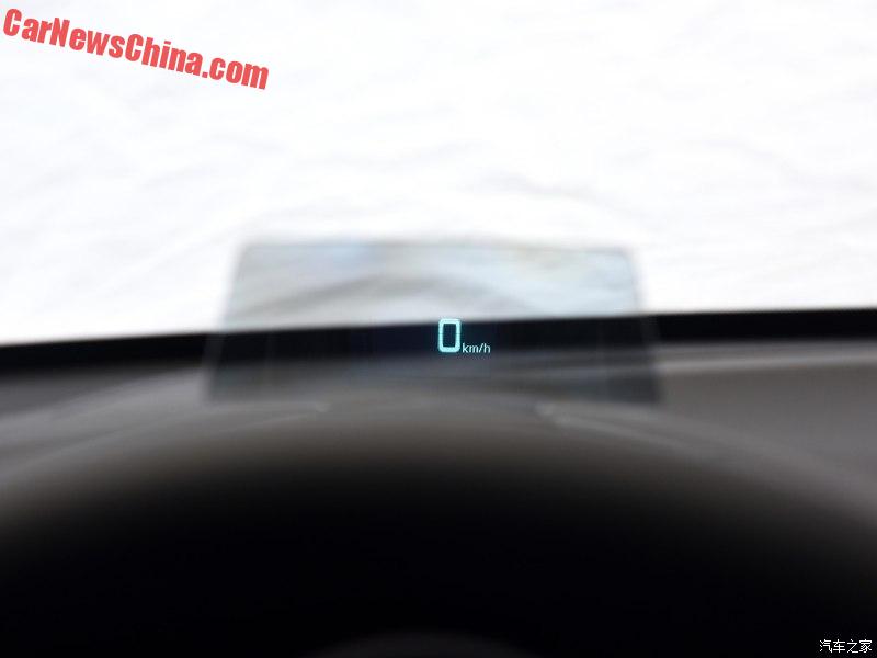 
Chưa hết, Mazda CX-4 còn có màn hình hiển thị thông tin trên kính chắn gió hiện đại. 
