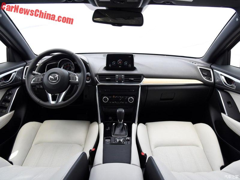 
Bước vào bên trong Mazda CX-4, người lái sẽ được chào đón bằng thiết kế quen thuộc với màn hình 7 inch như máy tính bảng dành cho hệ thống thông tin giải trí.
