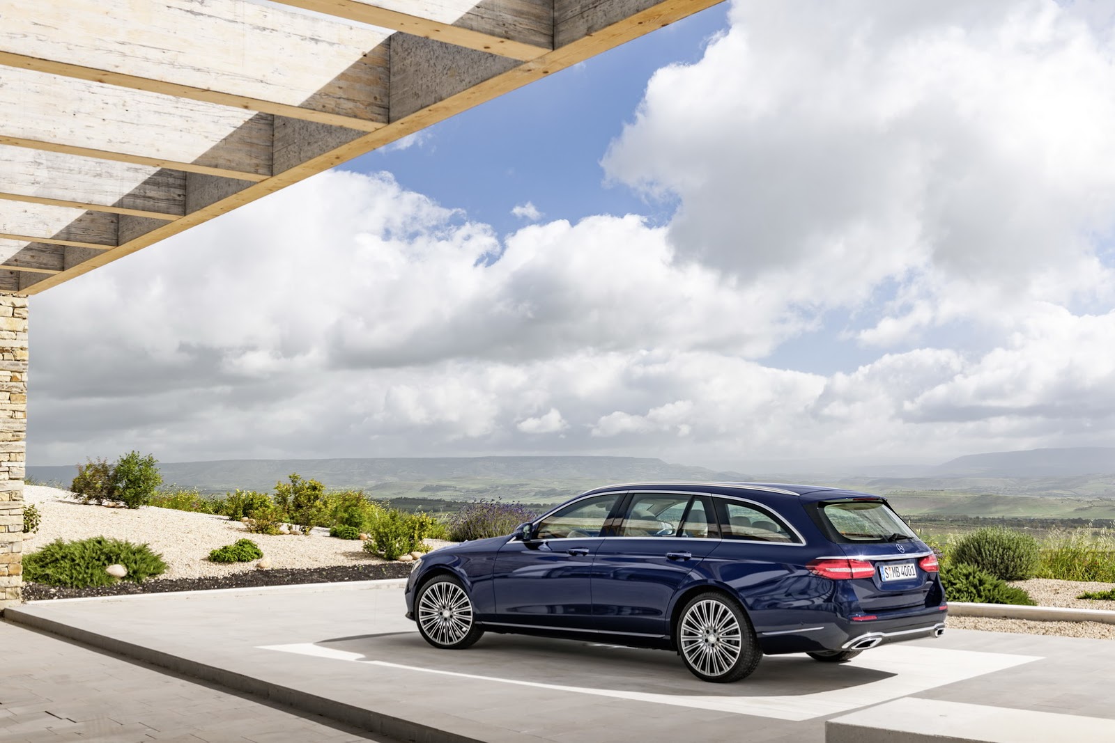 
Lấy cảm hứng thiết kế từ người anh em C-Class Estate, Mercedes-Benz E-Class Estate 2017 trông phong cách hơn hẳn phiên bản cũ. Thiết kế tổng thể của Mercedes-Benz E-Class Estate 2017 tạo cảm giác không góc cạnh như trước, đặc biệt là ở đuôi xe.
