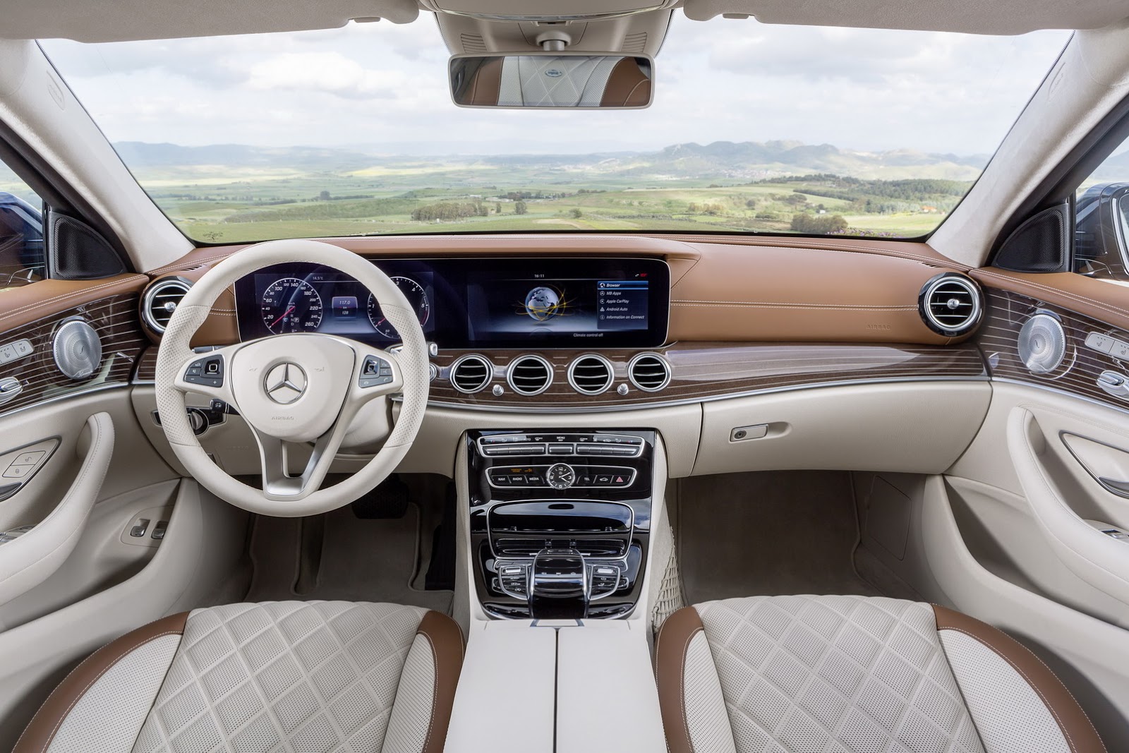 
Dự kiến, hãng Mercedes-Benz sẽ bắt đầu nhận đơn đặt hàng E-Class Estate 2017 tại thị trường châu Âu vào cuối mùa hè năm nay. Những chiếc đầu tiên sẽ được giao vào tay khách hàng vào cuối năm.
