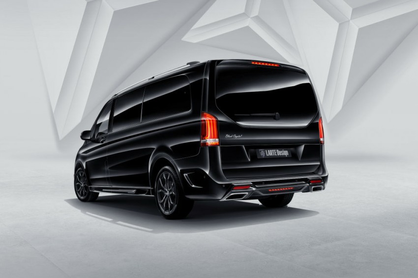 
Để phù hợp với nội thất, hãng Larte Design đã cải tiến thiết kế bên ngoài của Mercedes-Benz V-Class. Cụ thể, hãng Larte Design bổ sung bộ body kit bao gồm cản va trước/sau làm bằng vật liệu tổng hợp cùng những điểm nhấn làm từ sợi carbon cho Mercedes-Benz V-Class độ.
