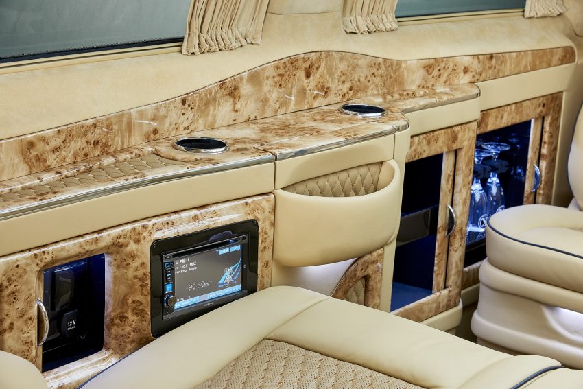 
Không gian nội thất rộng rãi của Mercedes-Benz V-Class đã được Klasse Cars độ lại sao cho sang trọng và đẳng cấp hơn. Bước vào bên trong Mercedes-Benz V-Class, người lái sẽ thấy hàng loạt chi tiết bọc da, ốp đá hoa cương và những chất liệu cao cấp khác.
