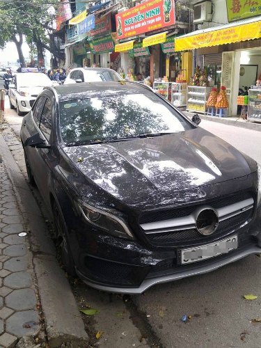 
Chiếc Mercedes-Benz GLA45 AMG cũng từng bị vặt sạch gương và logo giữa lưới tản nhiệt tại Hà Nội. Ảnh: Facebook
