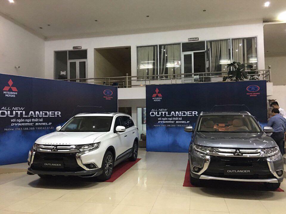 
Theo một số nguồn tin, phải đến đầu tháng 8 năm nay, Mitsubishi Outlander 2016 mới chính thức được ra mắt thị trường Việt Nam. Mitsubishi Outlander 2016 được phân phối chính hãng ở Việt Nam là xe nhập khẩu từ Nhật Bản.
