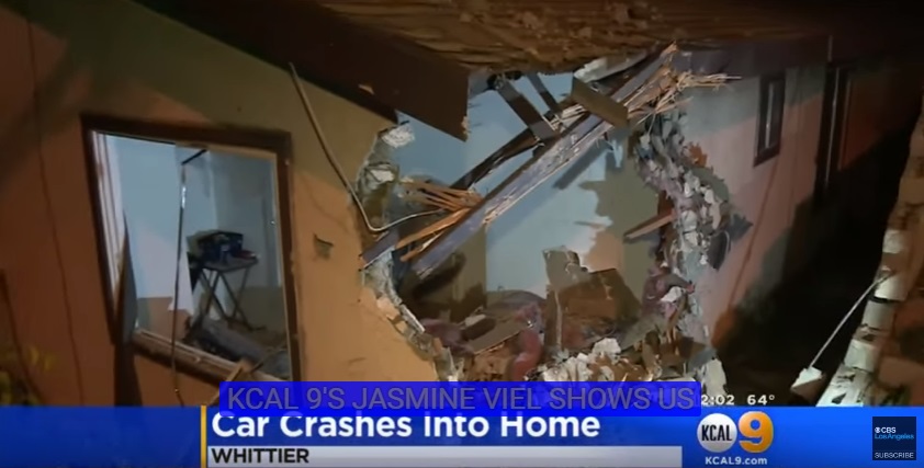 
Vết thủng lớn trên tường nhà do chiếc Nissan 350Z gây ra. Ảnh cắt từ video
