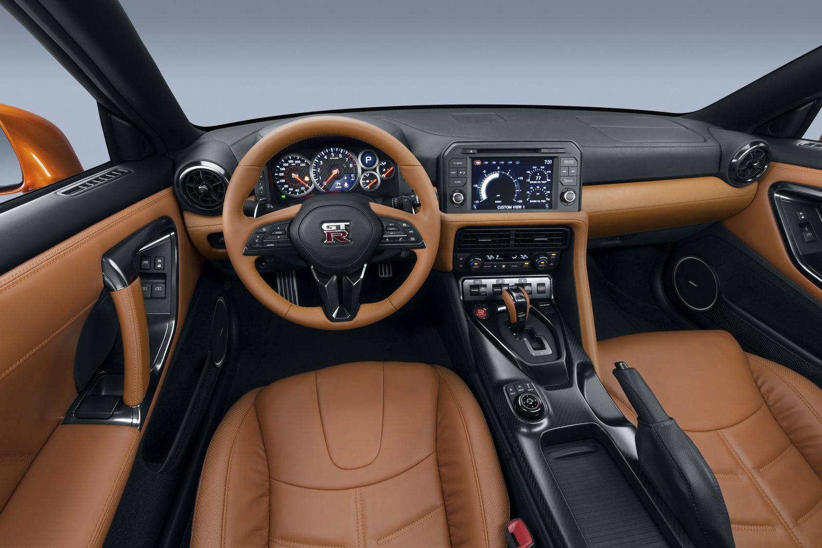 
Bên trong Nissan GT-R 2017 cũng có không gian nội thất được thiết kế hoàn toàn mới. Bảng táp-lô được làm bằng vật liệu mỏng hơn để giảm trọng lượng. 
