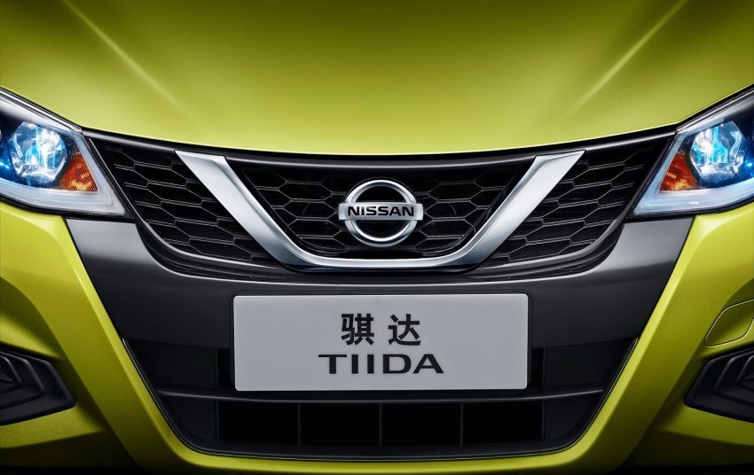 
Nissan Tiida 2017 được trang bị phần đầu xe mới, tương tự người anh em Maxima. Điểm nhấn trên đầu xe của Nissan Tiida 2017 chính là lưới tản nhiệt V-Motion và cụm đèn pha vuốt ngược về phía sau, tích hợp dải đèn LED chiếu sáng ban ngày. Bên cạnh đó là cản va trước tái thiết kế, mang đến sự mới mẻ cho đầu xe.
