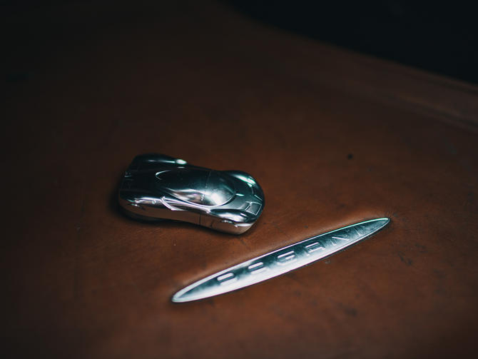 
Tương tự cần số, chìa khóa của Pagani Huayra cũng rất đặc biệt. Chìa khóa có thiết kế như một chiếc Pagani Huayra thu nhỏ. Nếu nhìn qua, nhiều người có thể nhầm tưởng đây là một chiếc USB mang kiểu dáng ô tô dành cho các tín đồ xế hộp.
