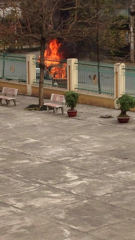 
Chiếc ô tô bốc cháy gần một trường học.
