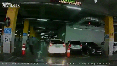 
Chiếc ô tô lùi ra phía sau và tiếp tục gây tai nạn. Ảnh cắt từ video
