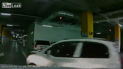
Chiếc xe đang đỗ bị đâm lần thứ hai. Ảnh cắt từ video
