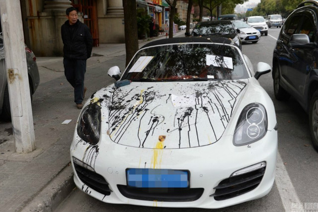 
Chiếc Porsche đỗ chắn lối vào của một khu chung cư.
