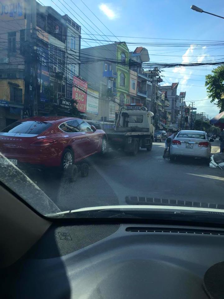 
Cảnh tượng chiếc Porsche Panamera hàng độc tại Việt Nam bị kéo đi đã khiến nhiều người đi đường chú ý.
