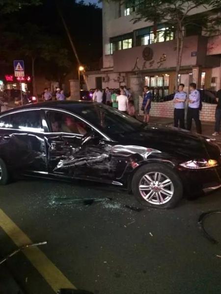 Chiếc Jaguar bị hư hỏng đáng kể.