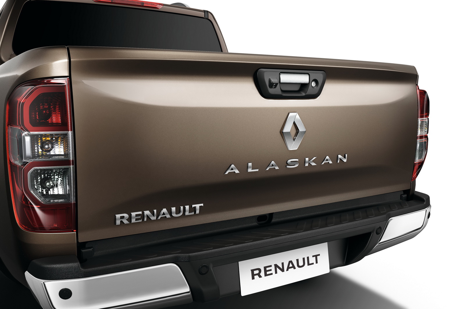 
Với chiều cao gầm 230 mm, Renault Alaskan hứa hẹn sẽ đáp ứng được nhu cầu của nhiều khách hàng, từ các công ty chuyên chở hàng đến người dùng cá nhân. Theo hãng Renault, Alaskan có khả năng kéo tốt nhất phân khúc với mức 3,5 tấn.
