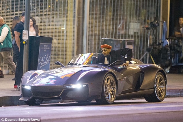 
Nam ca sỹ Chris Brown ngồi sau vô lăng siêu xe Rezvani Beast.
