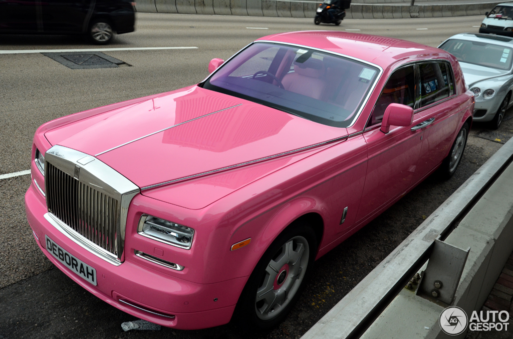 Roll Royce mới tậu của Ngọc Trinh được cá nhân hóa bằng nội thất màu hồng