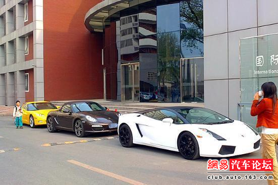 
Siêu xe Lamborghini màu trắng muốt đỗ cùng chiếc Porsche mui trần tại Học viện Nông nghiệp Quốc tế.
