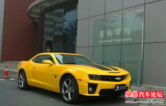 Xe cơ bắp Chevrolet Camaro màu vàng. Đây là mẫu xe nổi tiếng toàn thế giới, nhất là sau khi góp mặt vào series phim Transforsmers với nhân vật người máy Bumblebee.