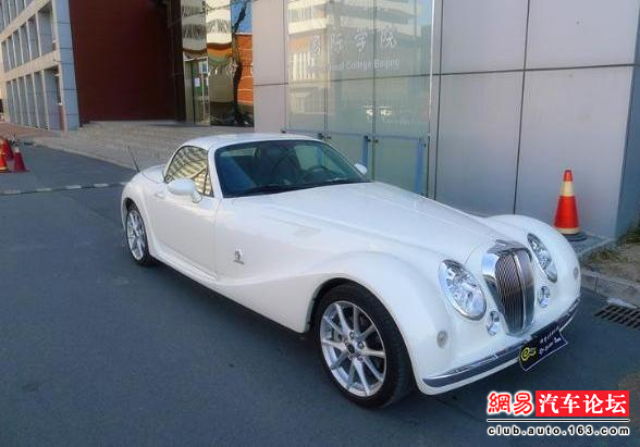 
Cũng trong khuôn viên Học viện, người ta tìm thấy một chiếc Mitsuoka Roadster màu trắng muốt. Đây là chiếc xe do nhãn hiệu Mitsuoka của Nhật Bản sản xuất. Theo hãng Mitsuoka, Roadster là mẫu xe có mui cứng đóng/mở trong thời gian nhanh nhất thế giới, chỉ 12 giây.
