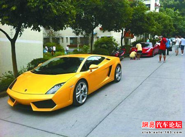 Một chiếc siêu xe Lamborghini ở ngôi trường tại tỉnh Chiết Giang, Trung Quốc. Xa xa có vẻ như là siêu xe Ferrari màu đỏ đang được nhiều người vây quanh và chụp ảnh.