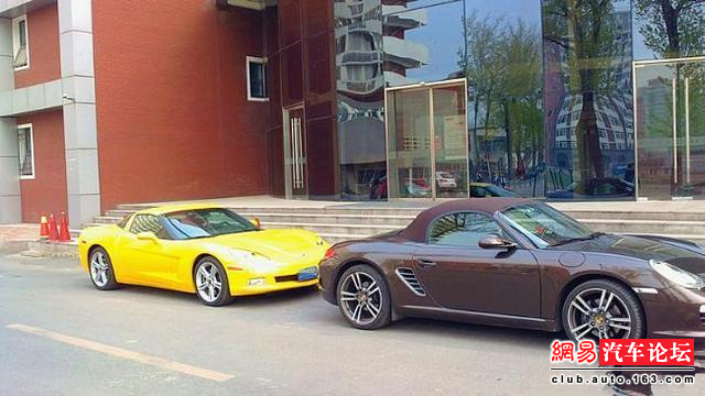 
Đằng sau chiếc Porsche mui trần là xe cơ bắp Chevrolet Corvette màu vàng đời cũ. Tại Trung Quốc, Chevrolet Corvette không phải là mẫu xe phổ biến.
