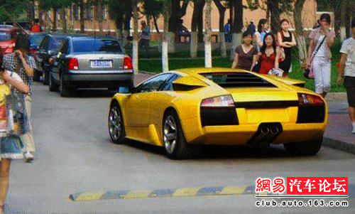 
Một chiếc siêu xe Lamborghini màu vàng bắt mắt đỗ trong khuôn viên trường Đại học Truyền thông Bắc Kinh.
