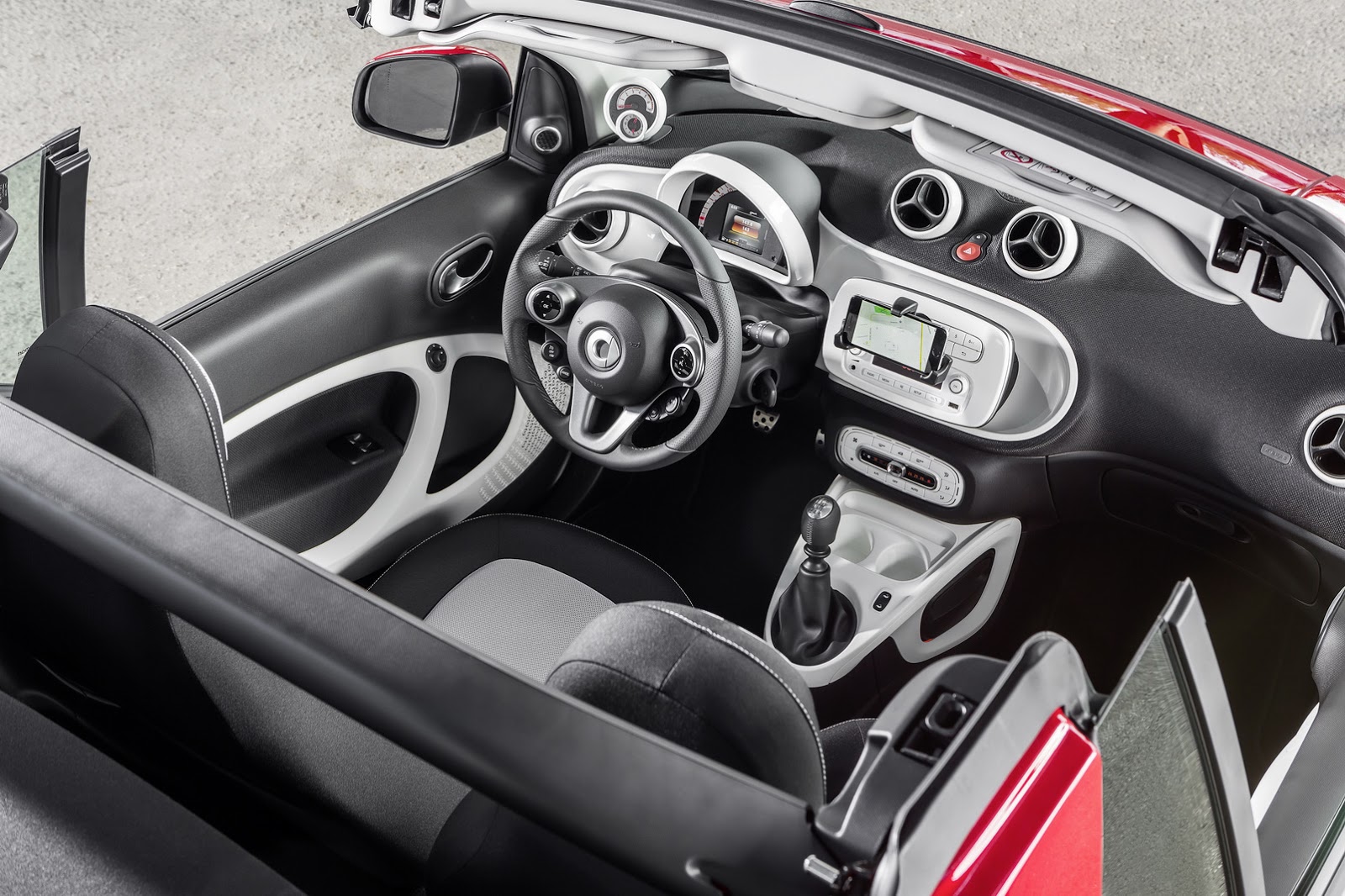 Lần đầu tiên trình làng trong triển lãm Frankfurt 2015, Smart ForTwo Cabriolet được trang bị động cơ 3 xy-lanh, dung tích 1.0 lít với công suất tối đa 70 mã lực.