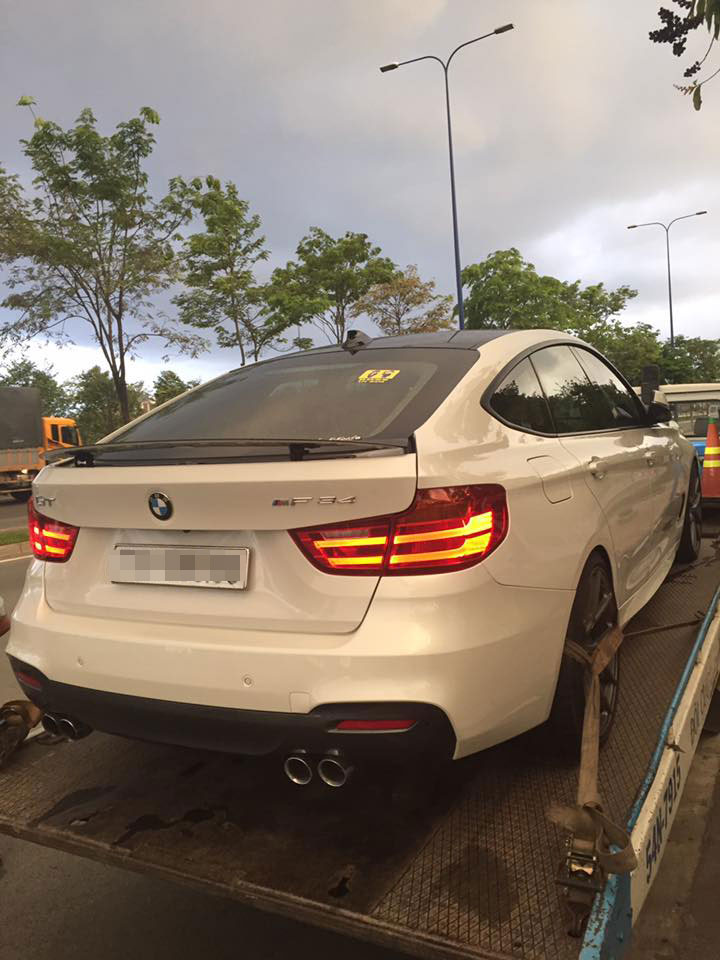 
Xe cứu hộ được gọi đến để đưa BMW 3-Series GT về Sài Gòn.
