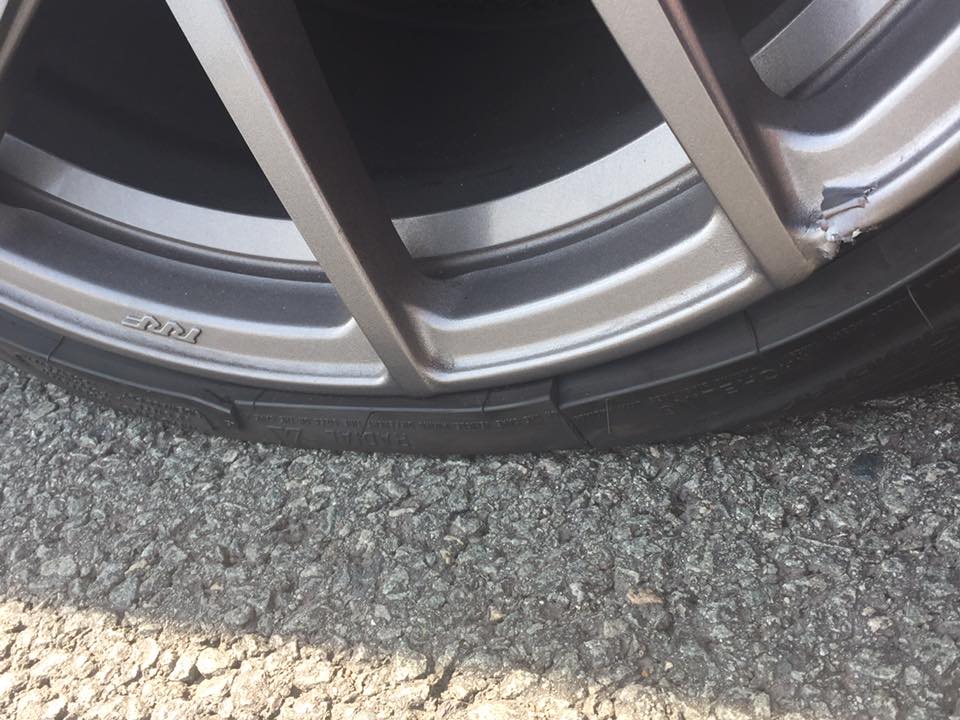 
Lốp của chiếc BMW 3-Series GT bị thủng...

