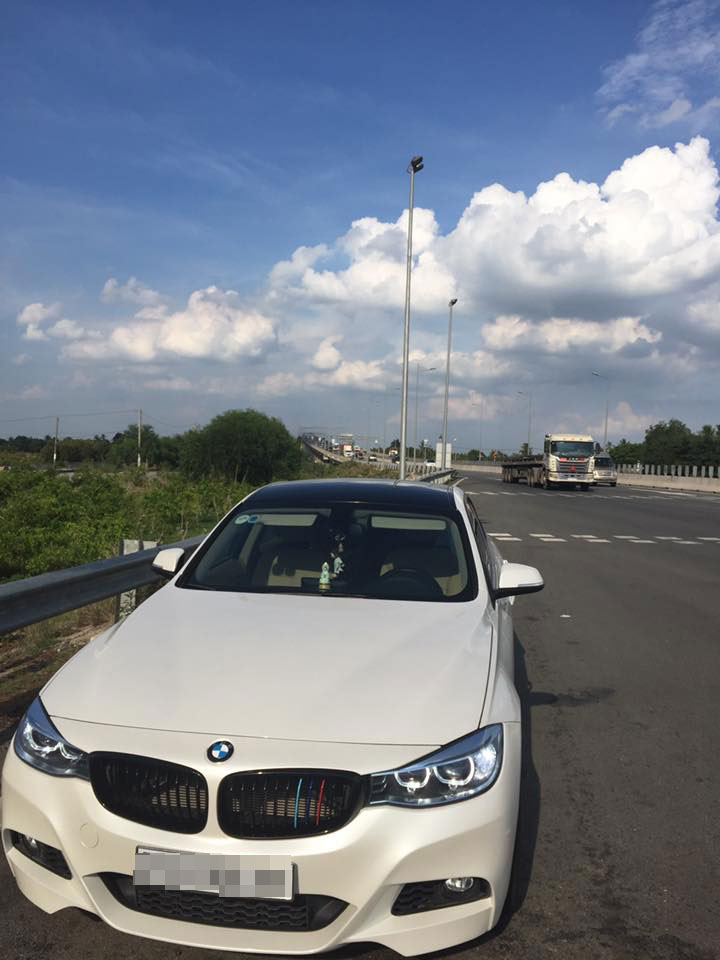 Chiếc BMW 3-Series GT dừng trên cao tốc Long Thành - Dầu Giây sau tai nạn.