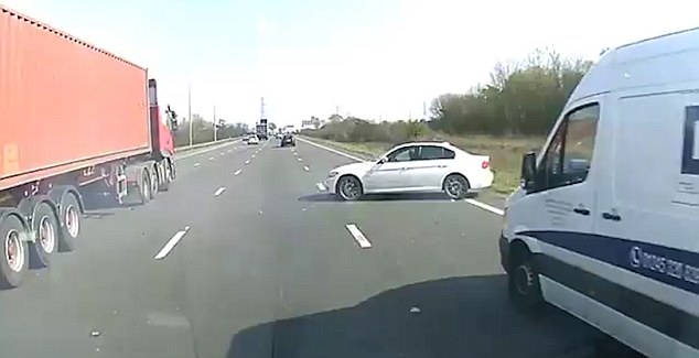 
Chiếc BMW bắn ra khỏi đường cao tốc. Ảnh cắt từ video
