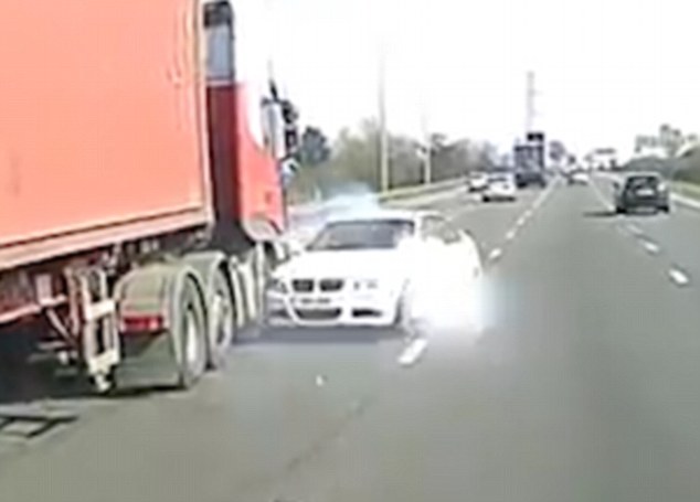 
Chiếc BMW bị xoay một vòng sau khi va chạm với xe container. Ảnh cắt từ video
