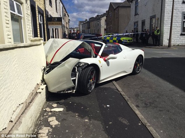 
Chiếc siêu xe Ferrari 458 Spider đâm vào bức tường.
