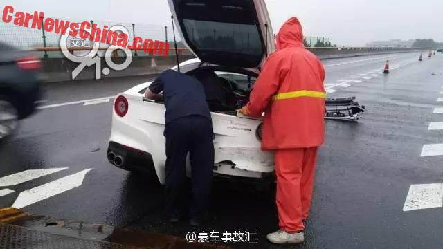 
Người lái chiếc Ferrari (mặc áo đen) không bị thương trong vụ tai nạn.
