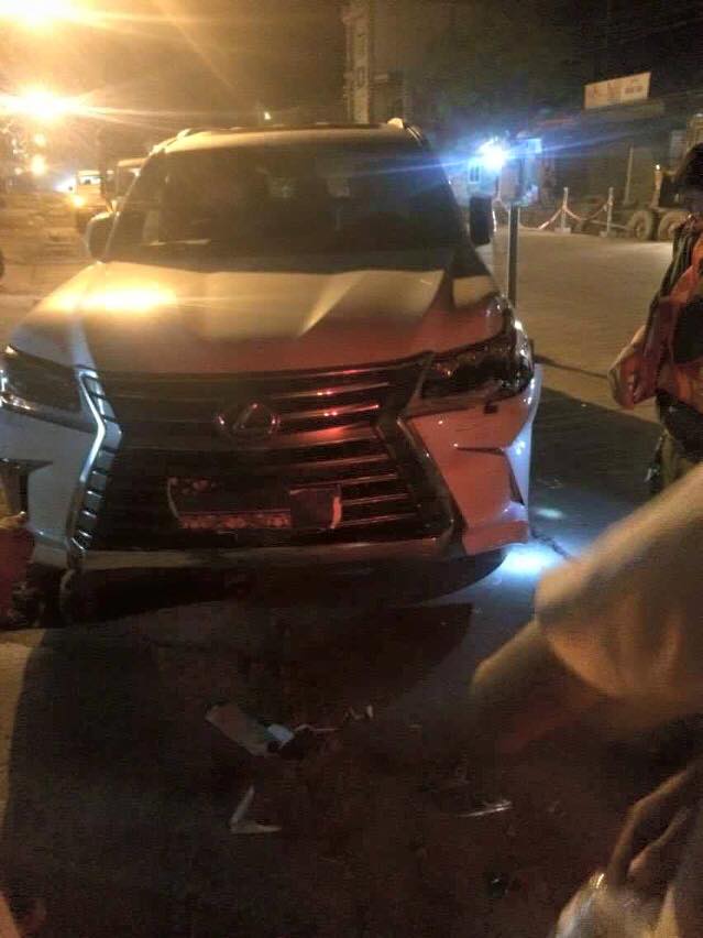 
Chiếc Lexus LX570 2016 tại hiện trường vụ tai nạn. Ảnh: Siêu xe đặt chân trên đất Quảng Ninh
