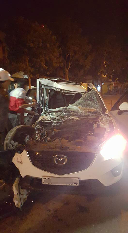 
Chiếc Mazda CX-5 bị hư hỏng nặng sau vụ tai nạn.
